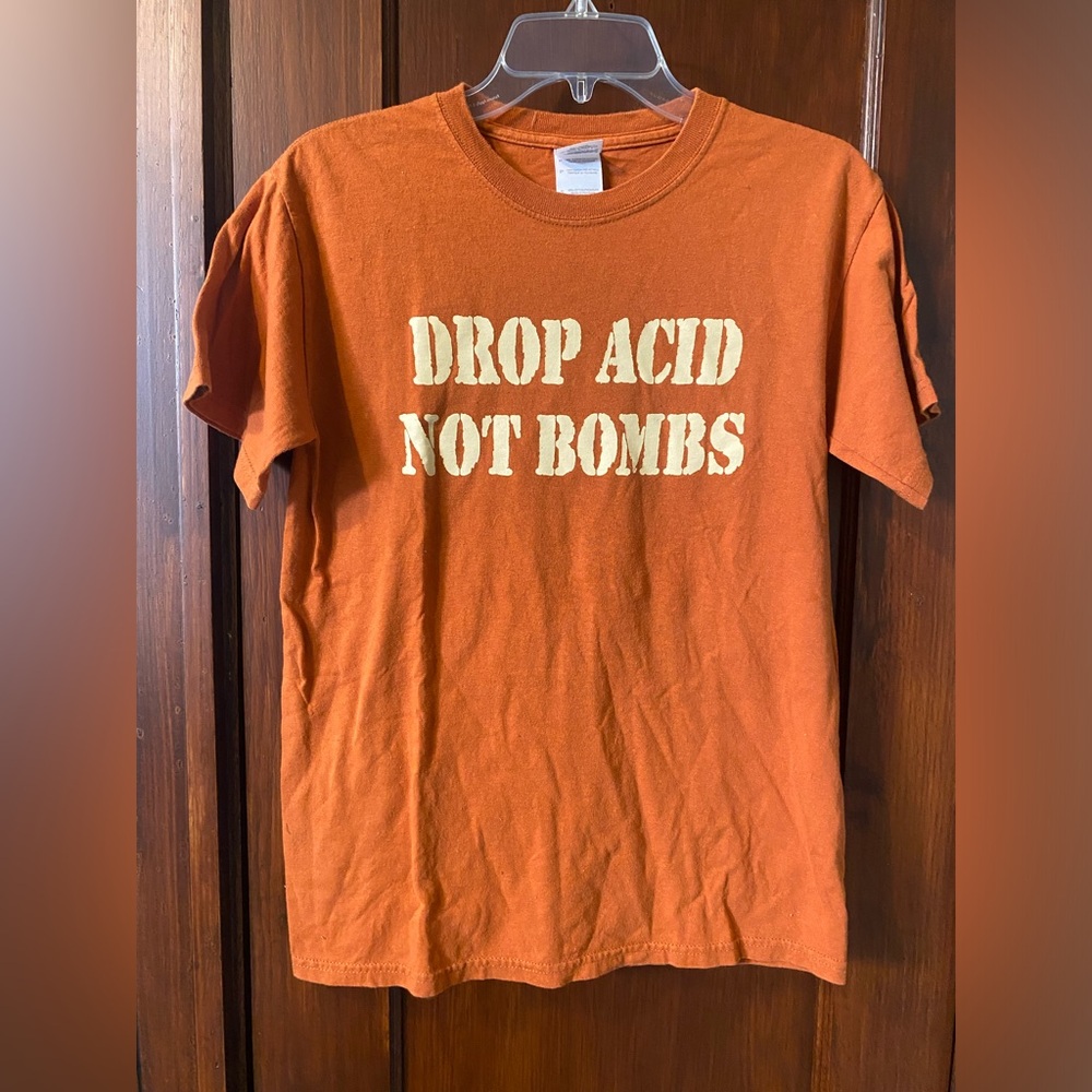 *SOLD* Hippie “Drop acid not bombs” t shirt